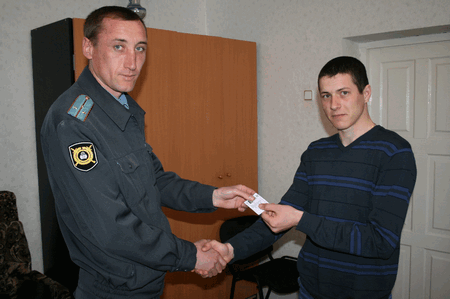 Инспектор А.Нефедов вручает права