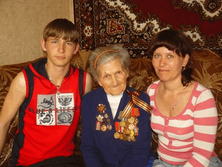 Клавдия Иосифовна Илькова с внучкой и правнуком
