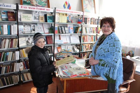 Библиотекарь О.Герасименко с юным читателем