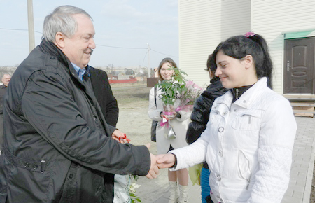 Глава В.Талалаев поздравляет С.Камалову