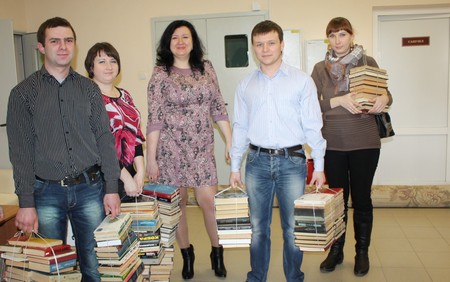 Представители молодежного парламента с книгами для дома-интерната