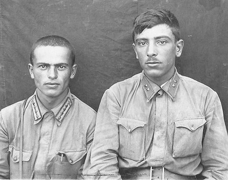 Красноармеец Бадалов в 1941 г. (справа)