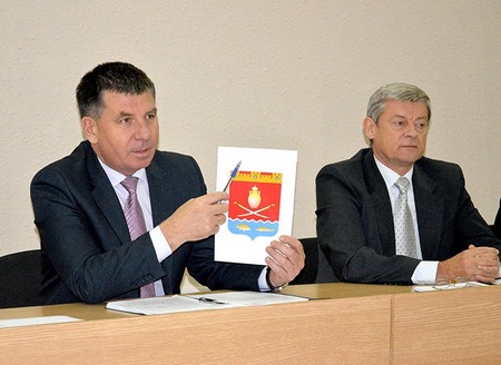 Глава города демонстрирует проект герба для утверждения на заседании депутатов 27 ноября 2015 года