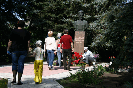 У памятника В.Закруткину